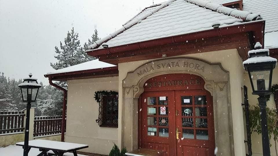 Mala Svata Hora - Penzion & Restaurace มนิเช็ค โปด เบรอดี ภายนอก รูปภาพ