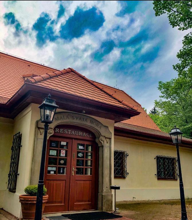 Mala Svata Hora - Penzion & Restaurace มนิเช็ค โปด เบรอดี ภายนอก รูปภาพ